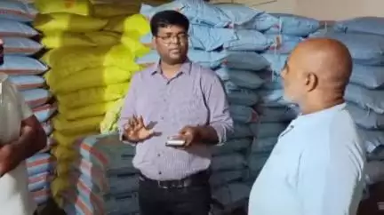 जखनिया: कृषि विभाग ने उर्वरक को लेकर विभिन्न खाद्य विक्रेताओं पर की छापेमारी, कृषि अधिकारी ने कहा- उर्वरक की किल्लत नहीं
