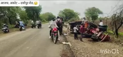 अकोट: अकोट दर्यापूर रोड वरती ट्रॅक्टर पलटी ट्रॅक्टरचे नुकसान