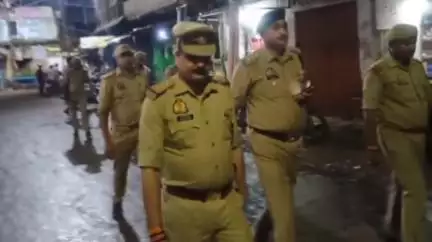 मुहम्मदाबाद: मोहम्मदाबाद में सुरक्षा व्यवस्था को लेकर सीओ के नेतृत्व में पुलिस ने किया पैदल गश्त, संदिग्धों की हुई चेकिंग