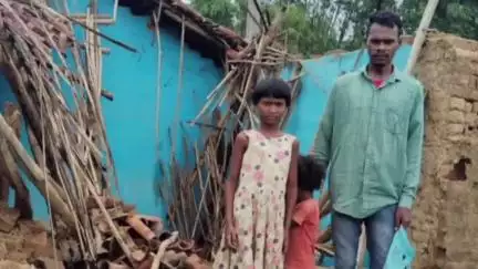 चक्रधरपुर: बारिश से वामनगुटू गांव में एक व्यक्ति का मिट्टी का घर गिरा, पीड़ित ने अधिकारियों से लगाई मदद की गुहार