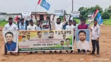 ଖୋର୍ଦ୍ଧା: ଖୋର୍ଦ୍ଧା ପିଏନ କଲେଜ ସମ୍ମୁଖରେ ମୁଖ୍ୟମନ୍ତ୍ରୀଙ୍କ କୁସ ପୁତ୍ତଳିକା ଦାହ କଲେ ଜିଲ୍ଲା ଛାତ୍ର କଂଗ୍ରେସ
