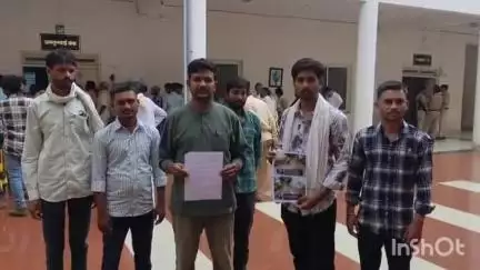 राघोगढ़: लाडपुरा में 20 साल पुरानी सड़क हुई जर्जर, कीचड़ से परेशान लोगों ने कलेक्टर से की शिकायत