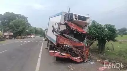 विदिशा: भोपाल सागर हाईवे पर कंटेनर और ट्रक की भिड़ंत, कंटेनर चालक की मौत, मेडिकल कॉलेज में हुआ पोस्टमार्टम