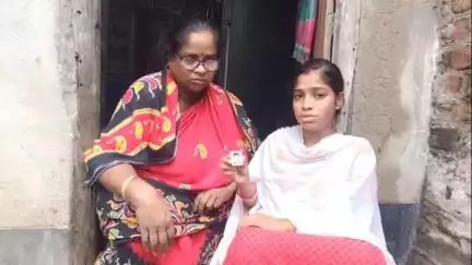 কাকদ্বীপ: ভারতের দুটি ট্রলার বাংলাদেশে আটক চিন্তায় মৎস্যজীবী পরিবারের সদস্যরা