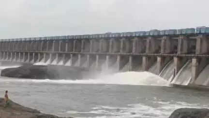 भुसावळ: गेल्या 48 तासांपासून भुसावळच्या हतनूर धरणाचे 4 दरवाजे अर्ध्या मीटरने उघडेच धरण प्रशासनाची माहिती