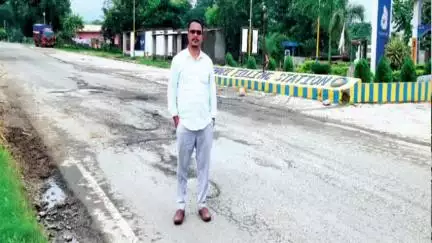 सिमडेगा: कोलेबिरा से बांस जोर सड़क जर्जर, इंटक नेता ने दिखाई गंभीरता