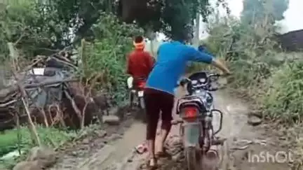 विदिशा: ग्राम फतेहपुर में सड़क की दुर्दशा से परेशान रहवासियों ने कलेक्टर से लगाई गुहार, स्कूल जाने में हो रही है परेशानी