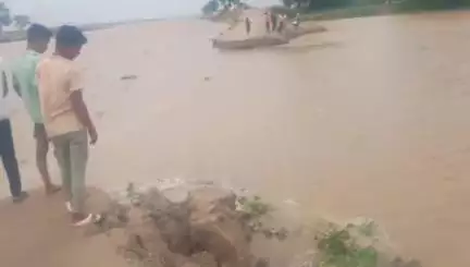 बख्तियारपुर: बख्तियारपुर में गंगा का जलस्तर बढ़ने से किनारे बसे लोगों के घरों में पानी घुसने का खतरा