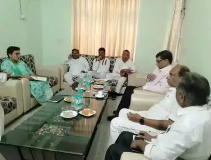 बीसलपुर: डीएम ने जनप्रतिनिधियों की समस्याएं जानने के लिए पीडब्ल्यूडी गेस्ट हाउस में की बैठक