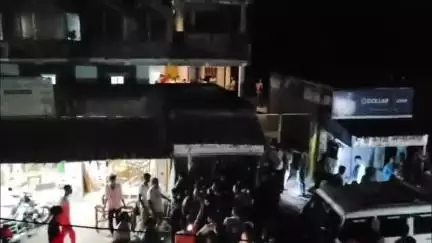 কালীগঞ্জ: বড় চাঁদঘরের লালদীঘিতে এক ছাত্রীর শ্লীলতাহানির অভিযোগে উত্তপ্ত এলাকা, জনতা পুলিশ খন্ড যুদ্ধ, প্রহৃত মিরা ফাঁড়ির IC
