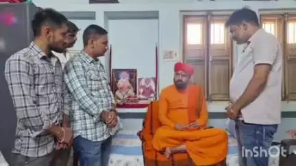 દાંતા: વાળીનાથ ધામ તરભના જયરામગીરી બાપુ પહોંચ્યા અંબાજી, રબારી સમાજના યુવાનોએ મુલાકાત કરી વિવિધ બાબતોની કરી રજૂઆત.