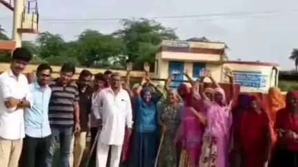 रेवदर: रेवदर के जेतावाडा गांव की महिलाओं ने पेयजल की समस्या को लेकर किया विरोध प्रदर्शन, सप्लाई ठप होने से ग्रामीण परेशान