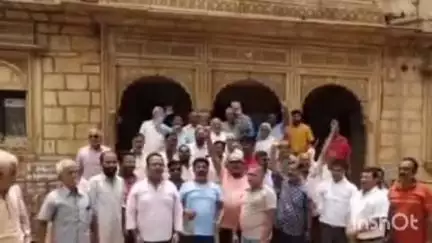 जैसलमेर: व्यास छतरियों के पास भूमाफियाओं के अवैध निर्माण को लेकर ब्राह्मण समाज ने DM को सौंपा ज्ञापन, दी आंदोलन की चेतावनी