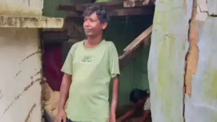 गोइलकेरा: सुवानसाई गांव में भारी बारिश से गिरा मिट्टी का घर, परिवार परेशान