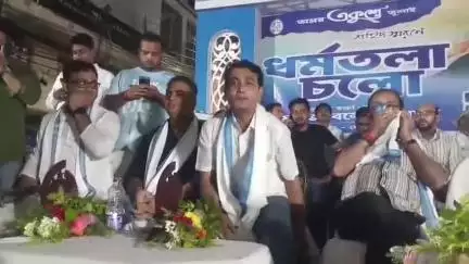 বহরমপুর: রাস্তা আটকে তৃণমূলের সভা,বহরমপুরে সরব হয়েছে বিরোধী শিবির,ব্যবসায়ীদের কাছে ক্ষমাপ্রার্থনা করলেনন বহরমপুরের পৌরপিতা