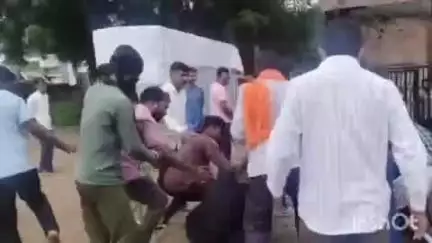 वाशिम: जिल्ह्यातील मंगरुळपीर शहरात मोकाट गायीचा हल्ला. हल्ल्यात १२ जन जखमी...