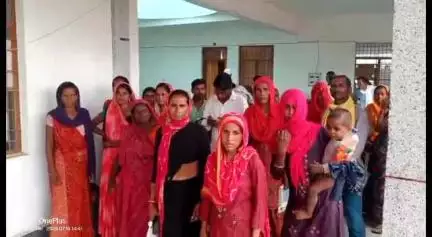 मानिकपुर: तहसील में बाढ़ पीड़ितों को राहत सामग्री नहीं मिलने पर तहसीलदार दफ्तर पर फेंके आलू