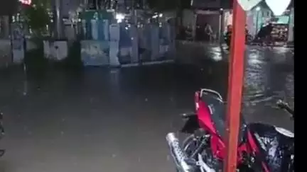 তেহট্ট ২: বার্নিয়া বাজারে বেহাল নিকাশি ব্যবস্থা, বৃষ্টিতে জলমগ্ন গোটা এলাকা, সমস্যায় এলাকার ব্যবসায়ী থেকে সাধারণ মানুষ#jansama