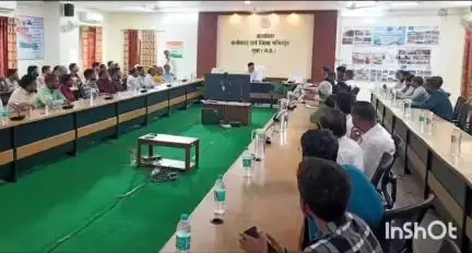 कुम्भराज: जिले के पेट्रोल पंपों पर सीएनजी और चार्जिंग सुविधा होगी विकसित, कलेक्टर ने पेट्रोल पंप संचालकों के साथ की बैठक