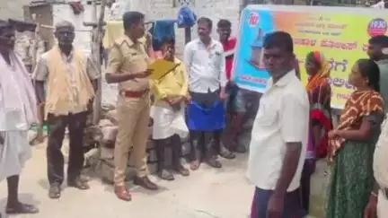 ಮುದ್ದೇಬಿಹಾಳ: ಕವಡಿಮಟ್ಟಿ ಗ್ರಾಮದಲ್ಲಿ ಪೊಲೀಸ್ ಇಲಾಖೆಯಿಂದ ಮನೆ ಮನೆಗೆ ಪೊಲೀಸ್ ಕಾರ್ಯಕ್ರಮ