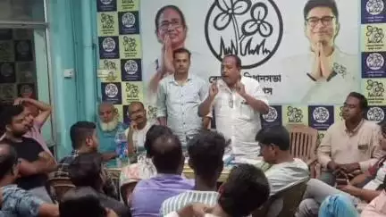 বেলডাঙা ১: একুশে জুলাই এর আগে জরুরী বৈঠকে  
বেলডাঙার এক নম্বর ওয়ার্ডের তৃণমূল কর্মীরা