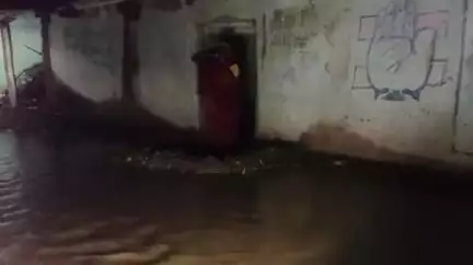 पेण्ड्रा रोड गौरेला: ग्राम पतरकोनी में रेलवे लाइन में पानी निकासी के लिए पुल नहीं बनने से घरों और सड़कों में भरा पानी, ग्रामीणों में दहशत