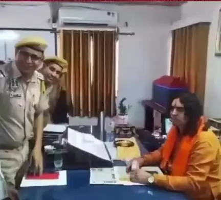 उज्जैन शहर: राजस्थान के भाजपा विधायक बालमुकुंद खुरटिया हिसाब की कुर्सी पर बैठकर पुलिस कर्मियों को आदेश दे रहे हैं क्या यही संविधान ह