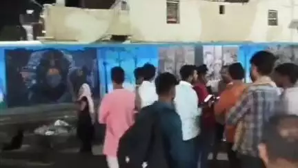 ललितपुर: भगवान नीलकंठ के चित्र पर पेशाब करता पुलिस कर्मी का वीडियो वायरल, हिंदूवादी संगठनों में भारी आक्रोश