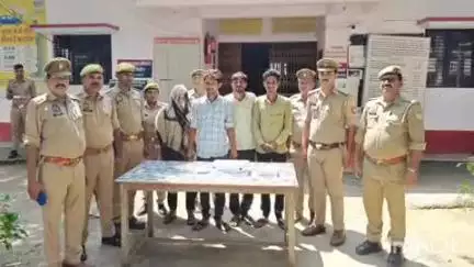 पैलानी: पुलिस ने परिचितों के साथ विश्वासघात कर लूट और बंधक बनाकर फिरौती वसूलने वाले 4 अभियुक्तों को किया गिरफ्तार
