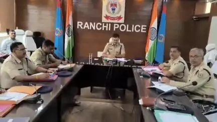 कांके: समाहरणालय स्थित एसएसपी कार्यालय में ग्रामीण एसपी ने अपराध गोष्ठी सह सम्मान समारोह का आयोजन किया