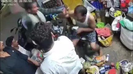 फिरोज़ाबाद: सुहाग नगर इलाके में एक दुकानदार को ग्राहक बनकर आए लोगों ने जमकर पीटा, घटना का CCTV वीडियो हुआ वायरल