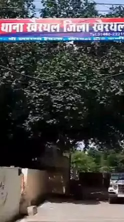 खैरथल में रेलवे फाटक के पास महिला का पर्स छीनकर भागा बदमाश, लोगों ने पकड़कर पुलिस के हवाले किया