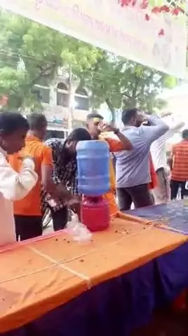 बरहमपुर चौरस्ता मार्ग पर सर्वोदय सेवा भारती के सदस्य गण कांवरियों की सेवा करते हुए सर्वोदय सेवा भारती के कार्यकर्ता
