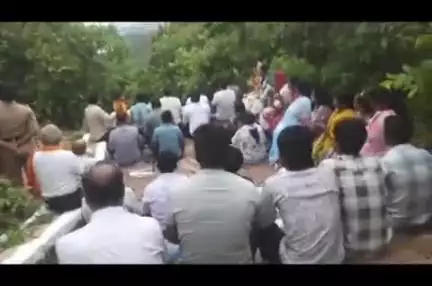 रामटेक: गड मंदिर परिसरातील अंबाळा -गडमंदीर पायऱ्यावरील मजार  परिसरात  हनुमान चालीसा पठण