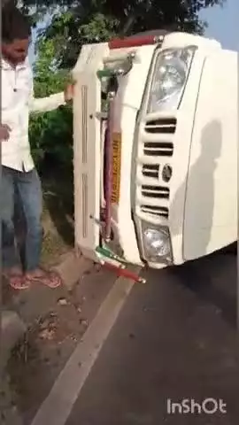 मल्हारगढ़: मुरली गांव में सब्जी से भरी पिकअप पलटी, सड़क पर यातायात हुआ बाधित
