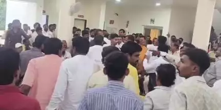 उत्तर सोलापूर: सात रस्ता येथे मराठा समाजाच्या बैठकीत राडा; जन्मजेयराजे भोसलेंचा एकेरी उल्लेख केल्याने तरुणाला मारहाण