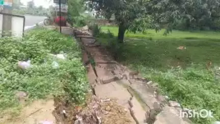 मेहरमा: लगातार बारिश से मध्य विद्यालय बलवड्डा की चारदीवारी और जर्जर कमरा गिरा