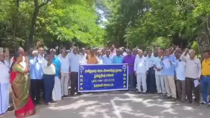 தருமபுரி: மத்திய அரசின் 8வது ஊதியக்குழு பயன்களை ஊழியர்களுக்கும், ஓய்வூதியர்களுக்கும் வழங்க கோரி ஆட்சியர் அலுவலகம் முன்பு ஆர்ப்பாட்டம்