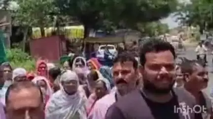 धामणगाव रेल्वे: साईनगर परसोडी रोड वरील सुरू असलेले बेकायदेशीर मास विक्री दुकानावर प्रशासनाची कारवाई; कागदपत्रे नसल्यास दुकाने बंद