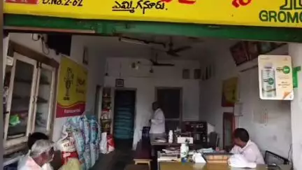 ఎమ్మిగనూరు: ఎమ్మిగనూరు లోని వాల్మీకి సర్కిల్ లో ఉన్న ఎరువులు దుకాణాలపై విజిలెన్స్ అధికారులు విస్తృత దాడులు...