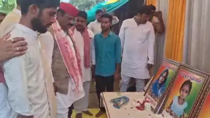 गाज़ीपुर: नसीरपुर पहुँचे सपा प्रदेश अध्यक्ष ने सड़क हादसे में मारे गए परिवार के सदस्यों से की मुलाकात, सौंपा एक लाख का चेक