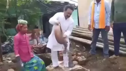 एक तसला और फोटो नहीं आई और नेताजी गिरे धड़ाम नेता जी के गड्डे में गिरने का यह वीडियो मध्यप्रदेश के सिवनी का है।