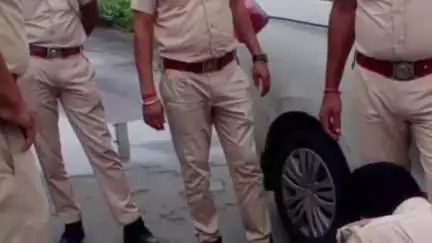 झुंझुनू: बगड़ बाईपास के नजदीक पुलिस ने नाकाबंदी के दौरान यूपी नंबर की कार से ₹19 लाख से अधिक रुपये बरामद किए, गाड़ी भी की जब्त