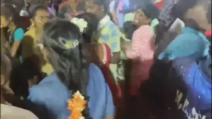 வேடசந்தூர்: பிச்சம்பட்டி கோவில் திருவிழாவில் ஐந்து வகையான அபிஷேகப் பொருட்களுடன் சென்ற இளைஞர்கள் உற்சாக நடனம்