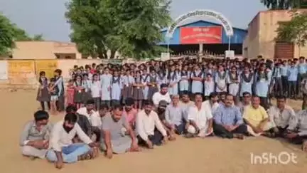 जैसलमेर: झाबरा गांव की अध्यापिका के डेपुटेशन रद्द करने की मांग को लेकर ग्रामीणों और अध्यापकों ने किया प्रदर्शन, जड़ा ताला
