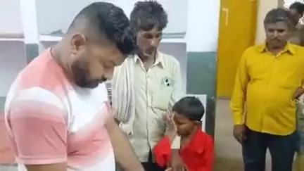आंवला: फुलासी में 5 साल की बच्ची की आंख फोड़ने के मामले में पुलिस ने एक महीने बाद शिकायत पर केस किया दर्ज