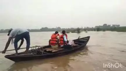 बांका: बांका में लगातार बारिश से चानन नदी का जलस्तर बढ़ा, केंद्रीय जल आयोग के कर्मी ने मापा जलस्तर