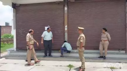 बिजली घर रोड स्वास्थ्य विभाग की टीम को भीड़ ने दौड़ाया, पुलिस के पहुंचने पर क्लीनिक सीज


पूरनपुर नगर के बिजली घर रोड पर