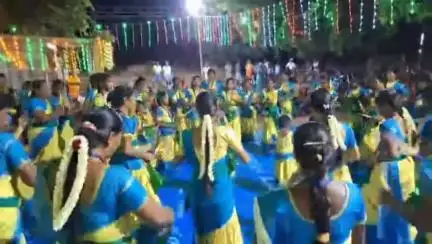 குஜிலியம்பாறை: ஆர்.கோம்பை வேர்ப்புளியில் கோவில் திருவிழாவில் கும்மி நடனம்