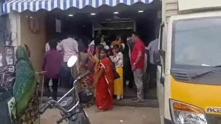 திருநெல்வேலி: சந்திப்பு சாந்தி ஸ்வீட்ஸ் கடை அல்வாவில் தேள் - வாடிக்கையாளர் அதிர்ச்சி, வைரலாகும் வீடியோ